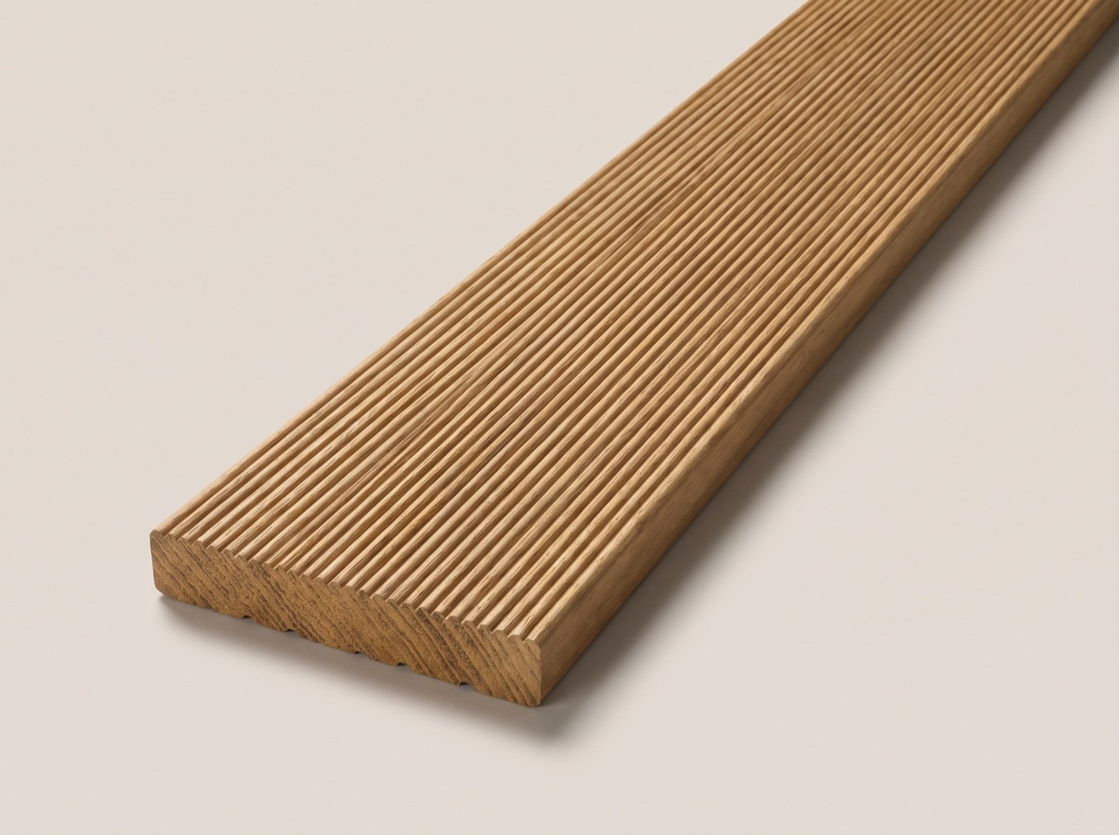 Reeded decking board with tight, fine grooves
